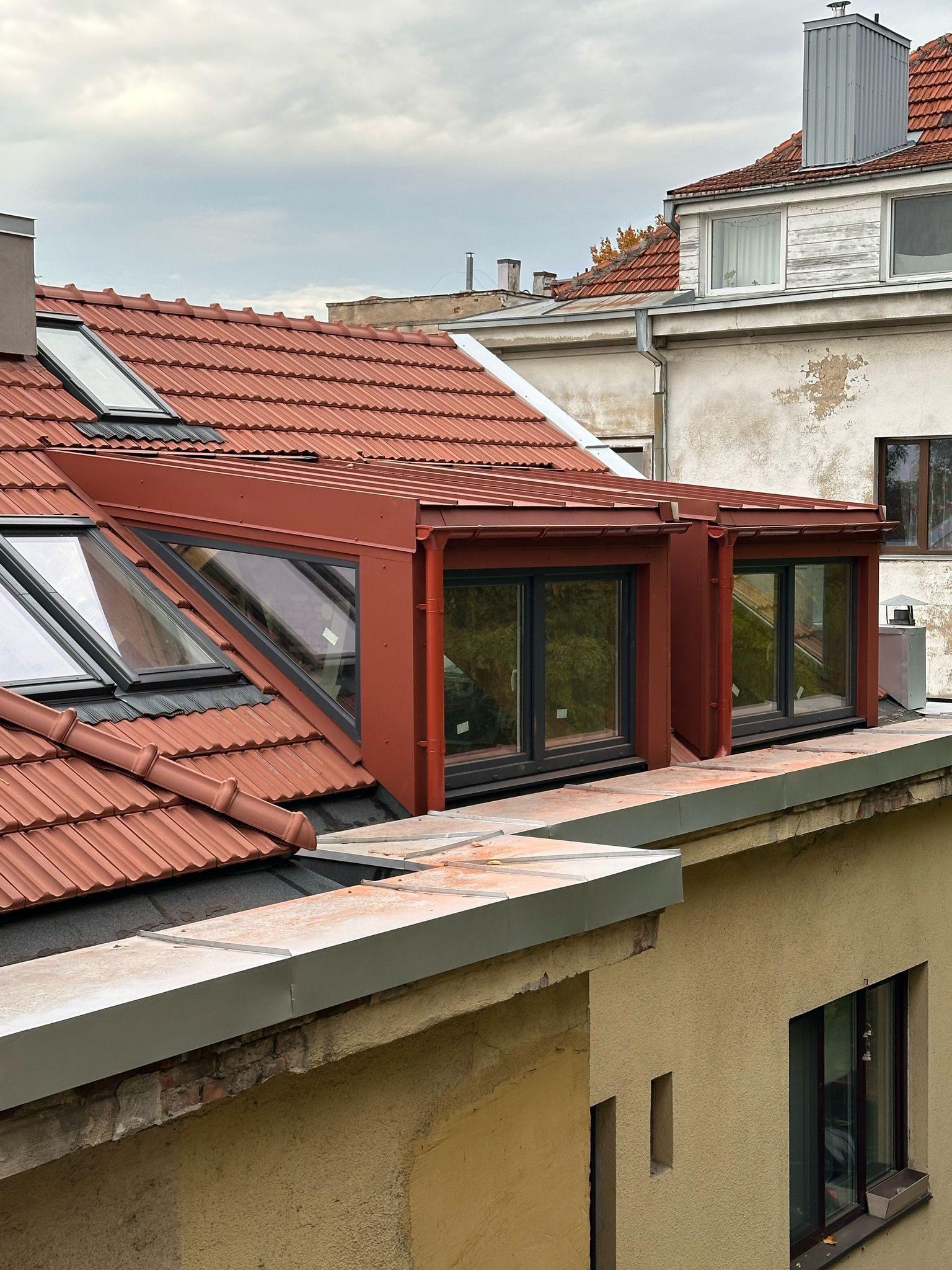 Paveldo objekto stogo renovacija keraminėmis čerpėmis Kauno senamiestyje